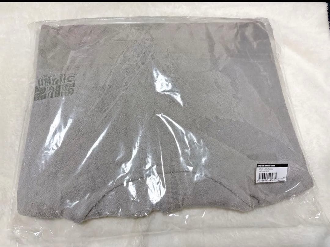 stray kids バンチャン　ポンチョ　skzoo