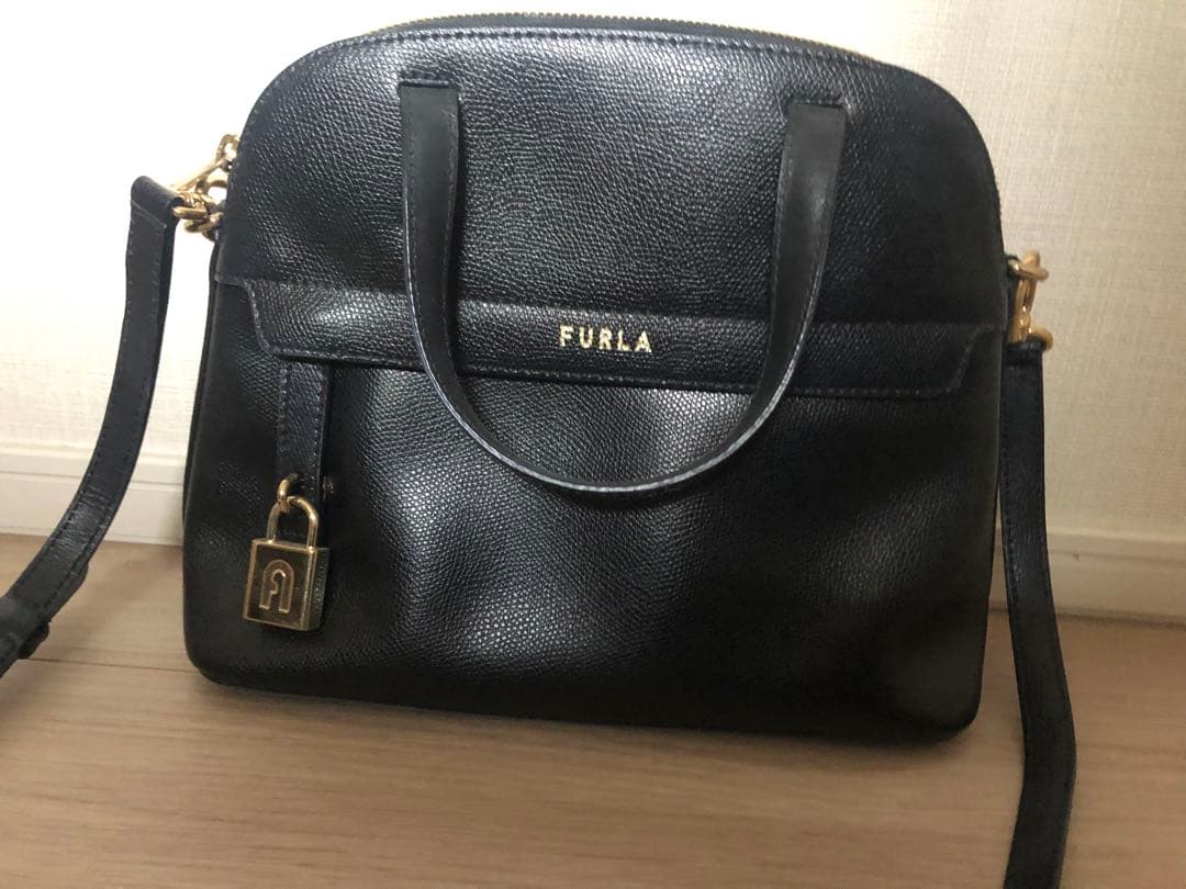 FURLA パイパー　ブラックレザーショルダーバッグ