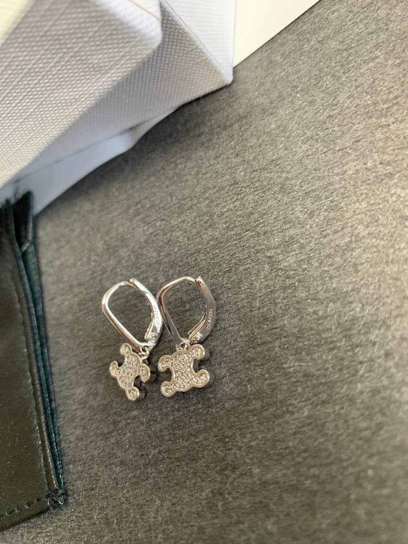 シルバー トリオンフ ラインストーン ピアス