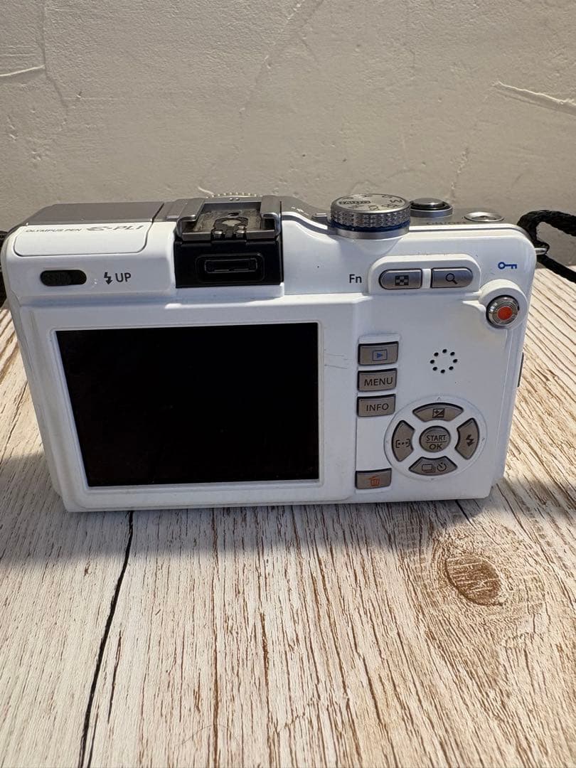 オリンパス・ペン Lite E-PL1 ボディ ホワイト/シルバー