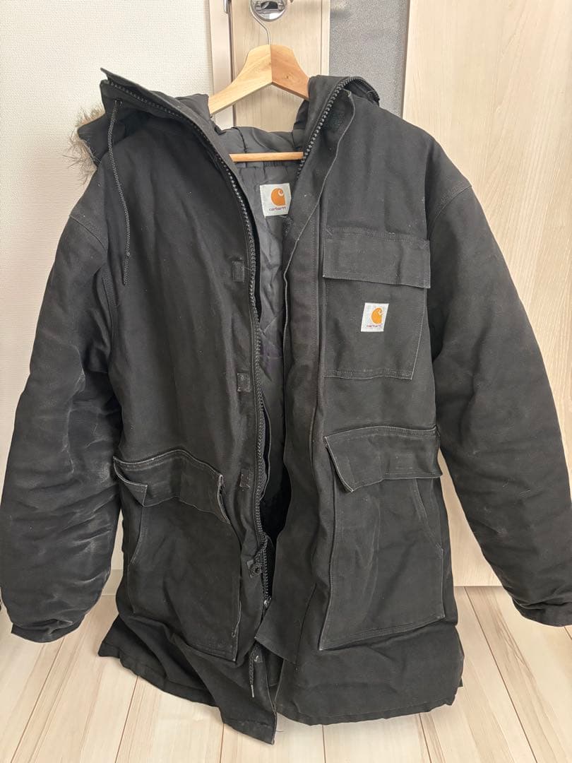 黒のフード付きジャケット Carhartt