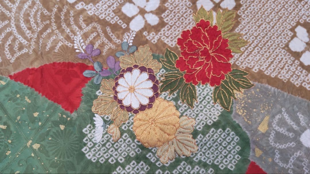 期間限定お値下げ中　振袖 赤・緑・金の花柄　小物一式セット