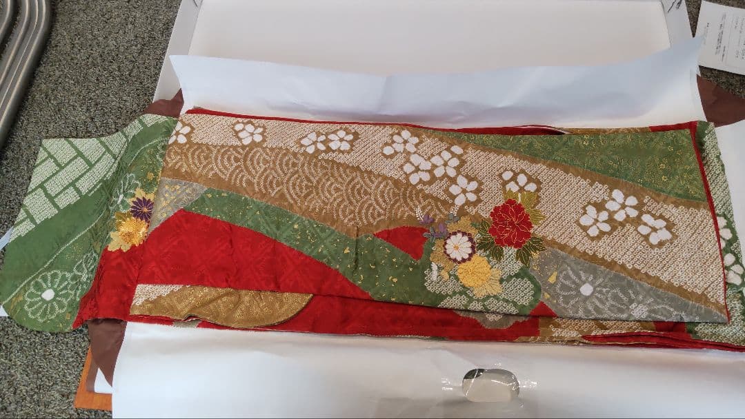 期間限定お値下げ中　振袖 赤・緑・金の花柄　小物一式セット