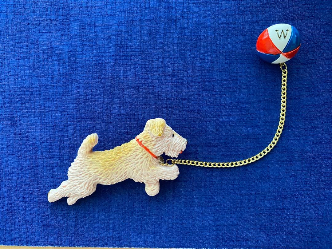 ウィークエンズ　weekends ピンクのテリアとビーチボールのブローチ