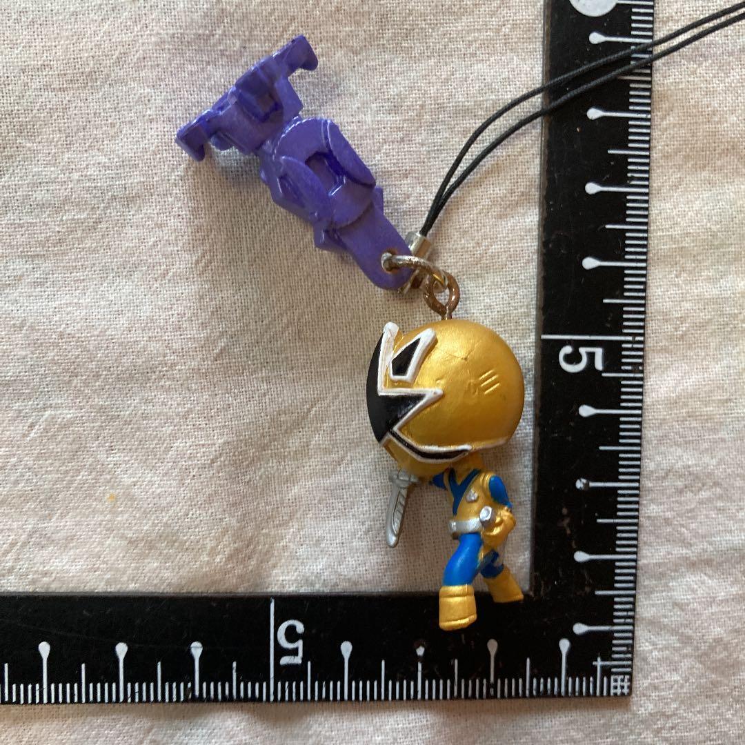 ストラップ　戦隊ヒーロー　ゴールドカラー　火　忍者？シュリケンジャー