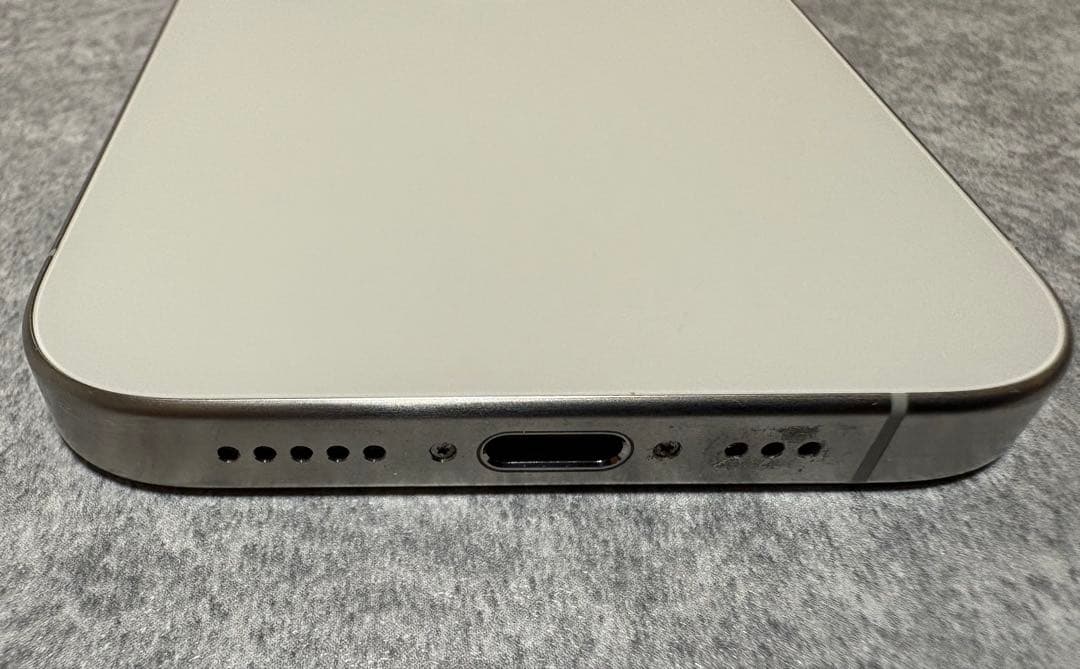 iPhone15Pro 256GB ホワイトチタニウム　超美品