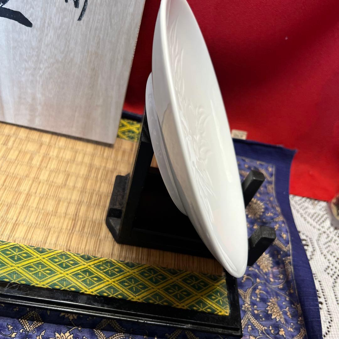 名工　中尾恭純作　白磁牡丹文皿立付き