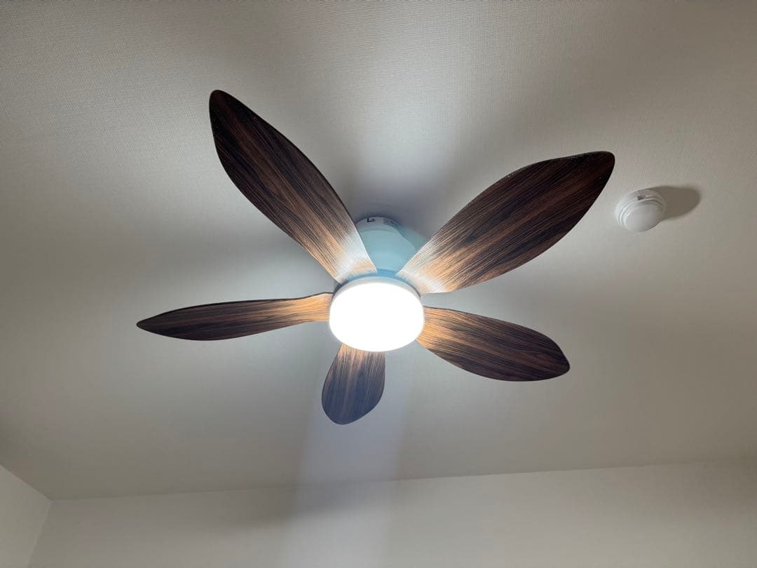 葉っぱ型シーリングファン LEDライト付き