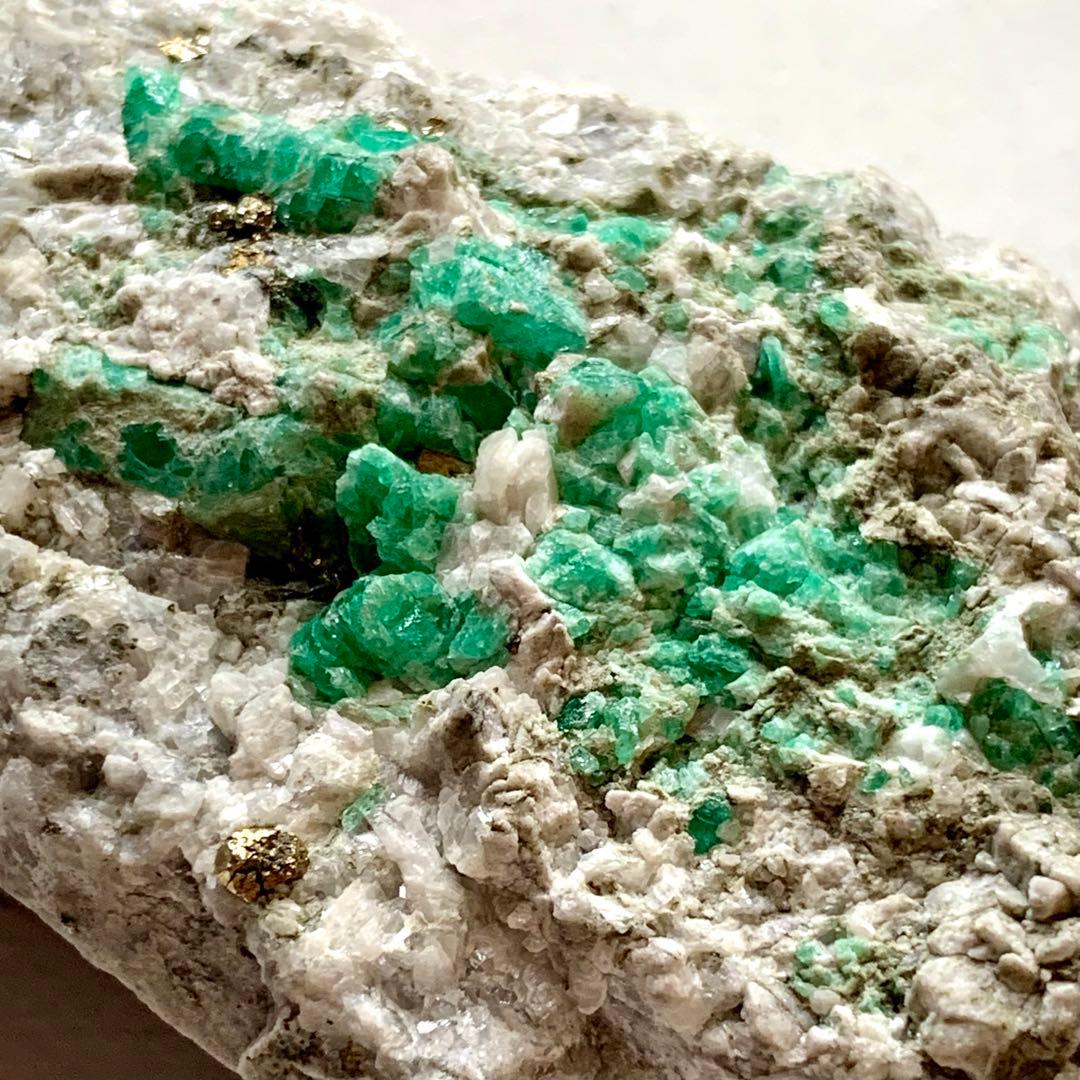 可愛いエメラルド大きめ母岩上標本189g