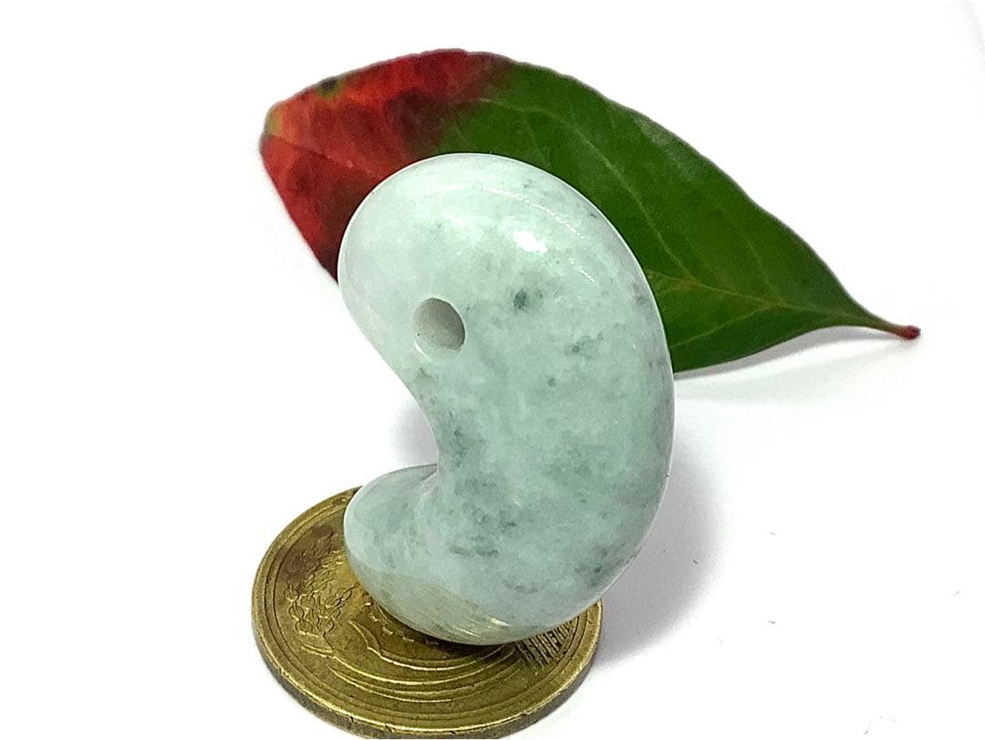 ⭕️高価な氷種　糸魚川翡翠勾玉*ジェダイト　10万円以下ではありません‼️ 鑑定済み