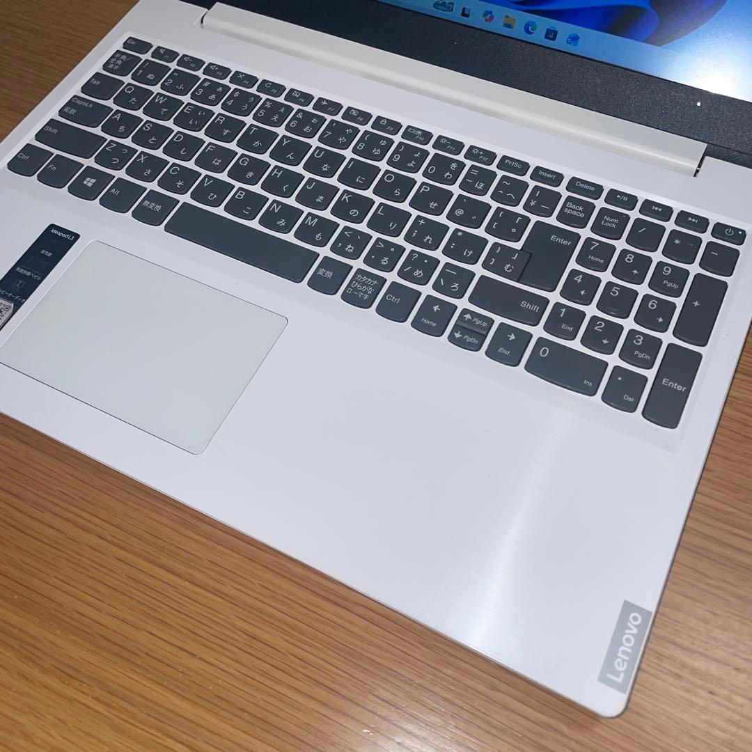 Lenovo 15.6インチホワイト美品❤️快適SSD✨ Windows 11