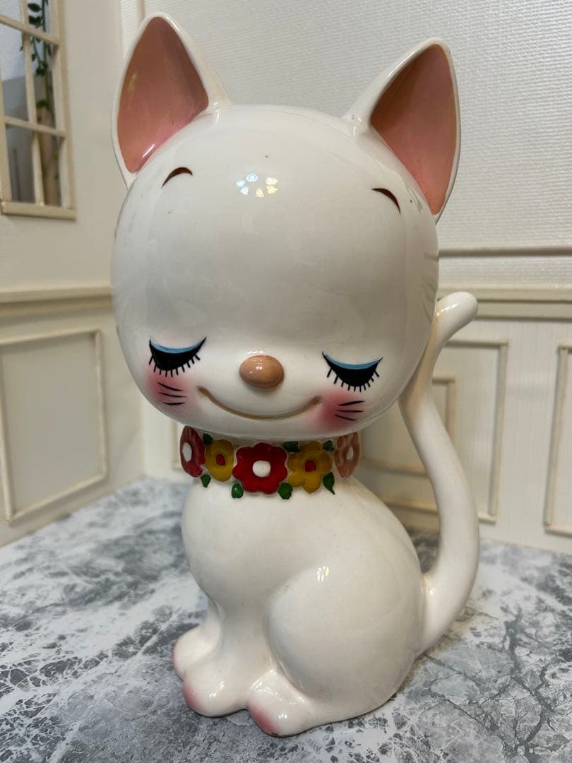 昭和レトロ　1970年代　内藤ルネ　陶器製貯金箱　お花の首飾りの白ネコさん