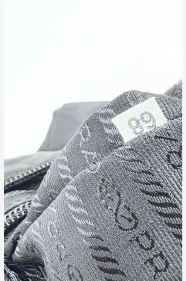 極美品PRADA テスート三角ロゴショルダーバッグ ブラック（未使用に近い）