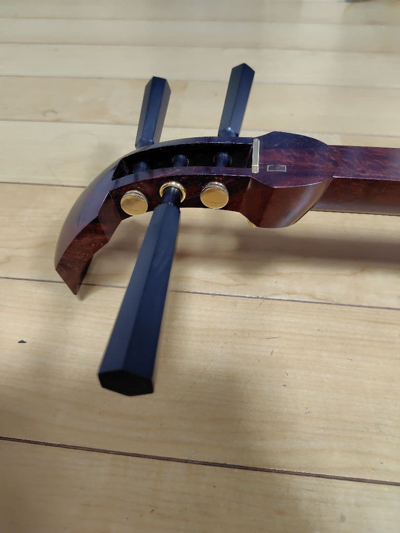 高級三味線太棹　 紅木東さわりk9刻印金細　二本溝子持綾杉胴　ケース付