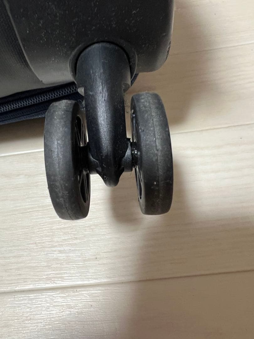 【超軽量】サムソナイト スーツケース ストラリウム スピナー Mサイズ