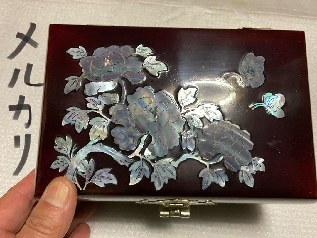 中国製／螺鈿模様の宝石箱。牡丹と百合があしらわれます【鍵付き　新品未使用品】。