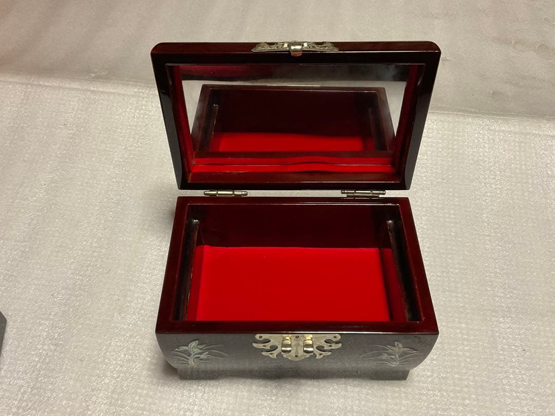 中国製／螺鈿模様の宝石箱。牡丹と百合があしらわれます【鍵付き　新品未使用品】。