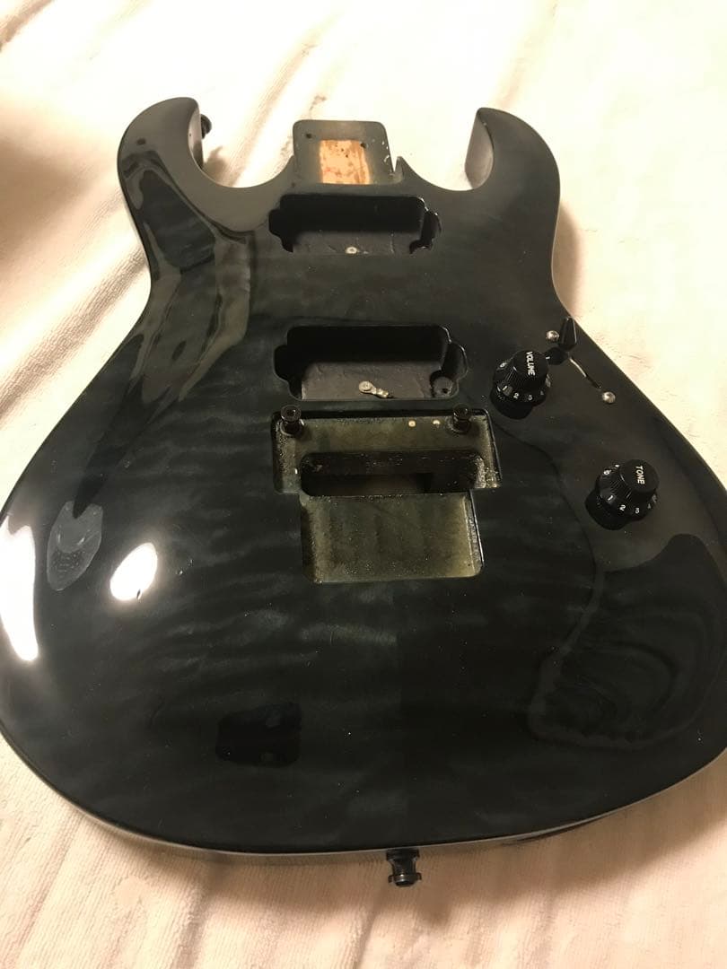 キルトトップギターボディ‼️