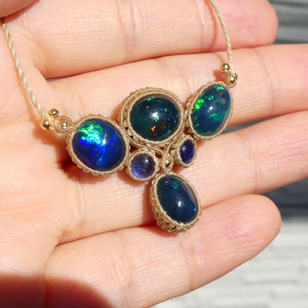 宝石質ブラックオパールとサファイアのマクラメネックレス