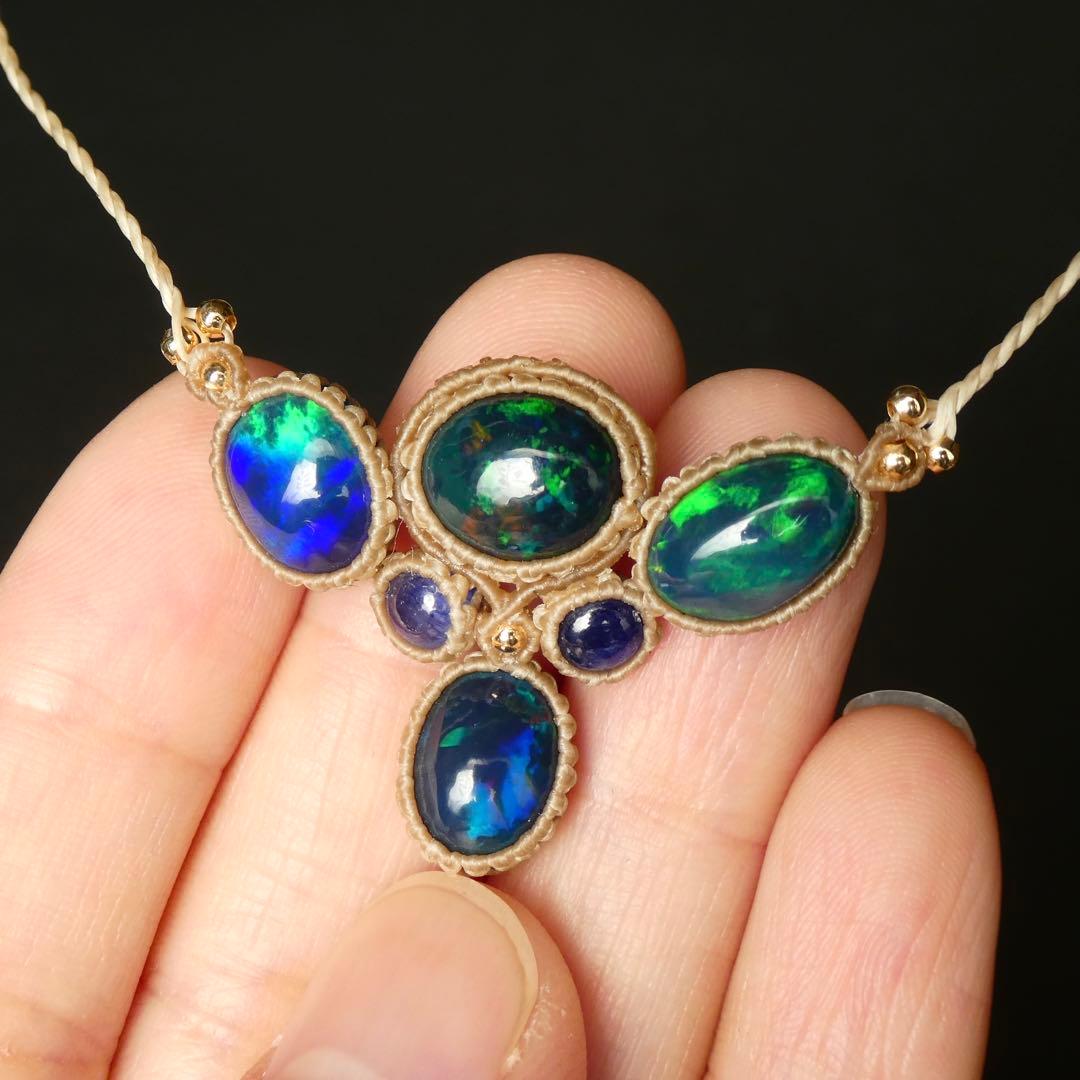 宝石質ブラックオパールとサファイアのマクラメネックレス