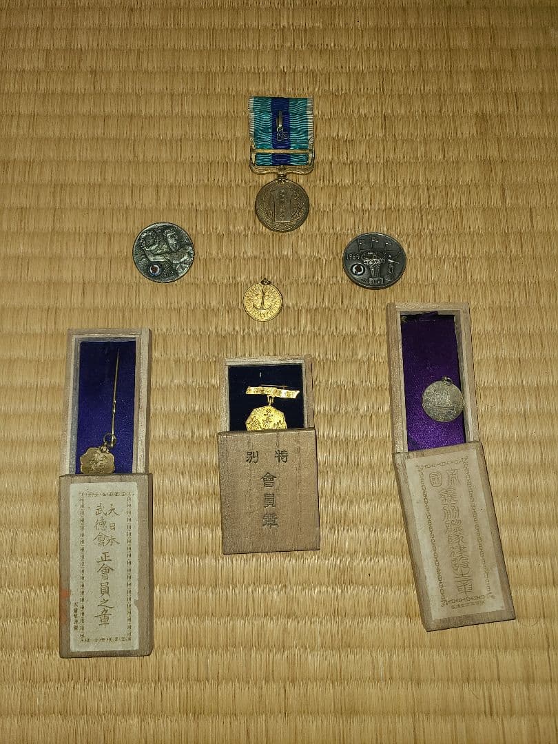 希少　骨董品：大日本帝国時代バッチ&オリンピック記念メダル