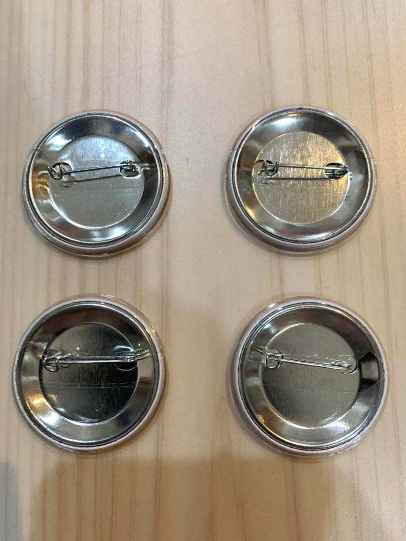 Official dism メンバー全員 似顔絵 缶バッジ 4個セット