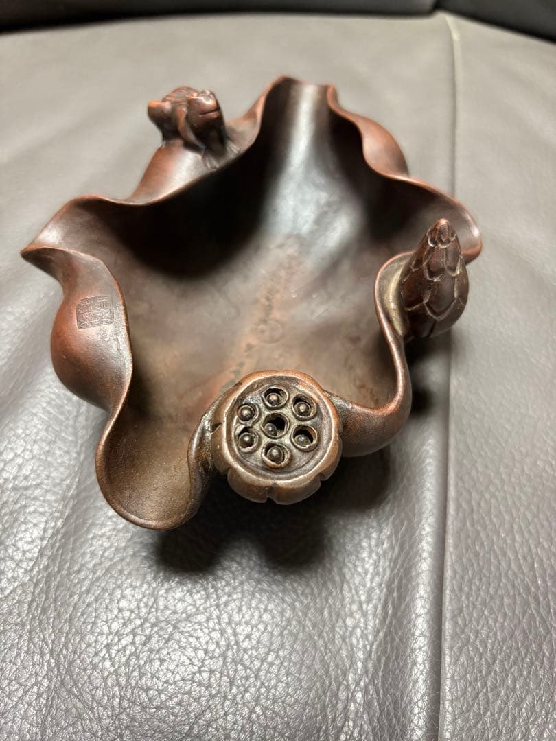 カエルと蓮の葉をモチーフにした置物