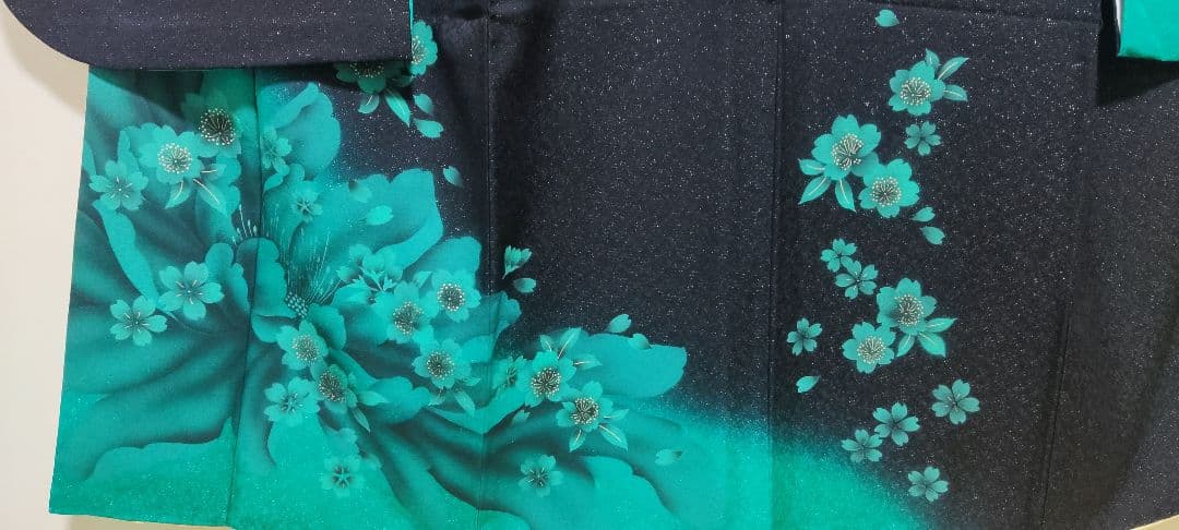 着物 振袖 正絹 未使用 (色)黒地ラメ、裾緑 (柄) 牡丹に桜 身丈164cm