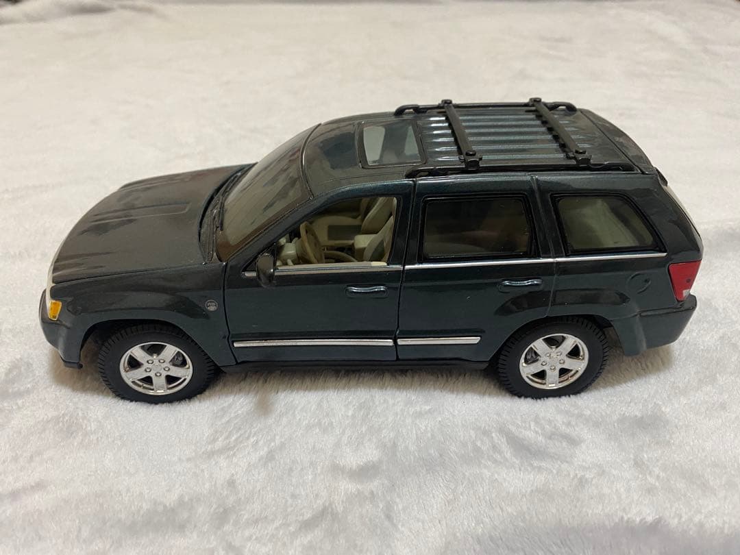 ミニカー Maisto 2005 Jeep Grand Cherokee 1/18