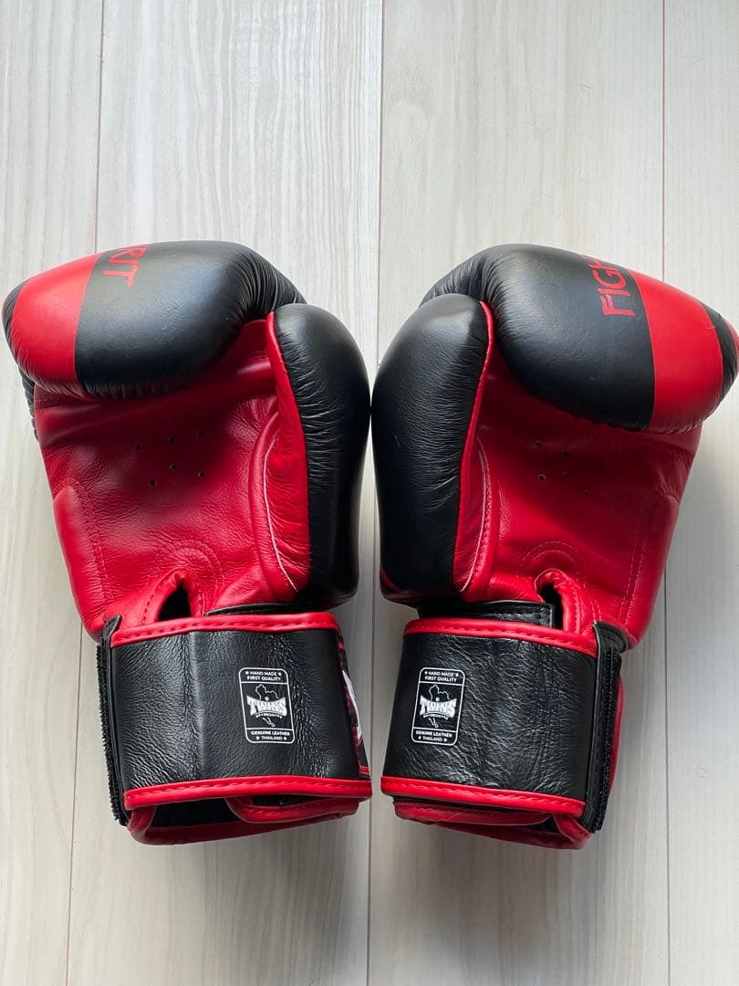 TWINS SPECIAL ボクシンググローブ 10oz 黒/赤