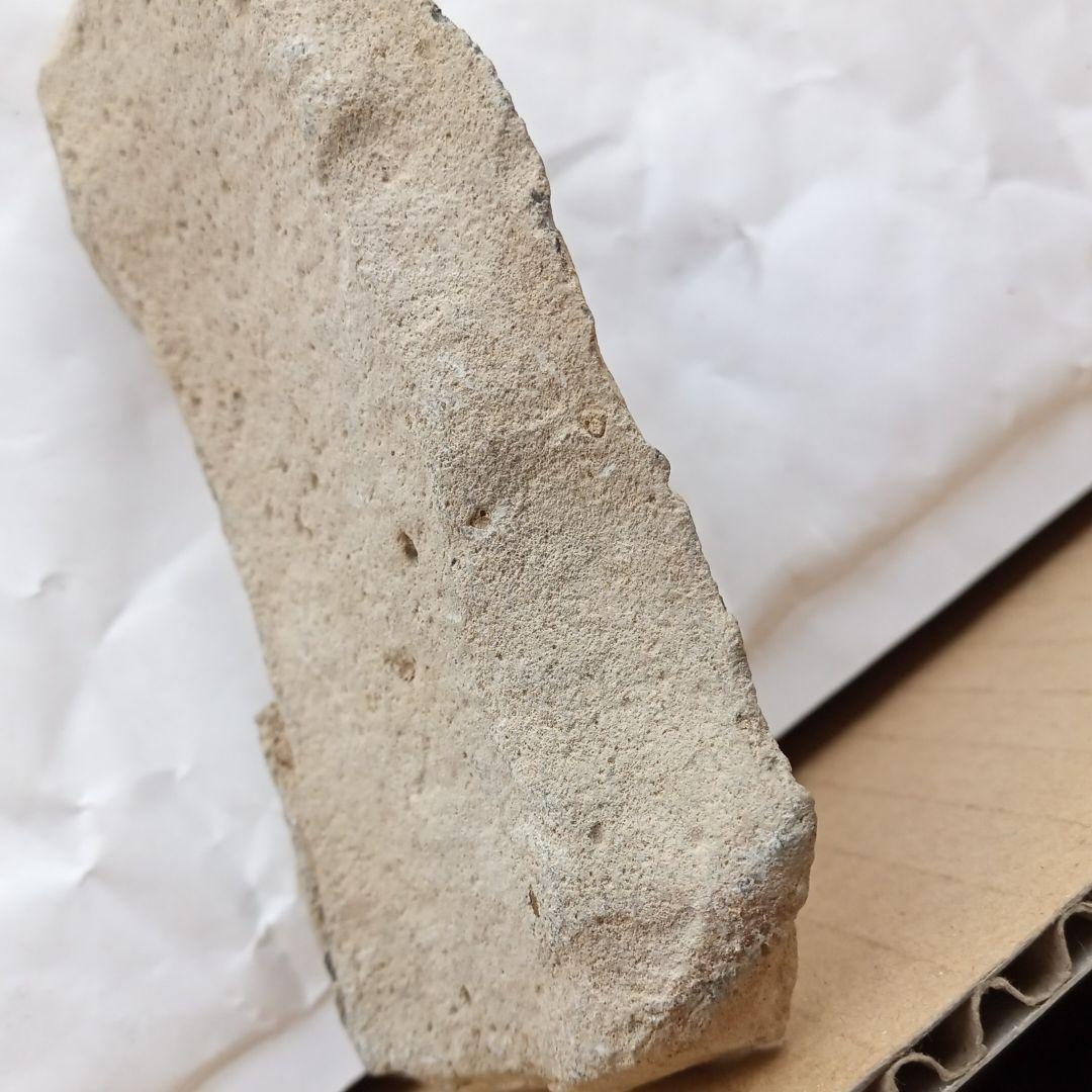 古く風化した裏側が礫石器　サヌカイト　遺跡出土 石器　　200