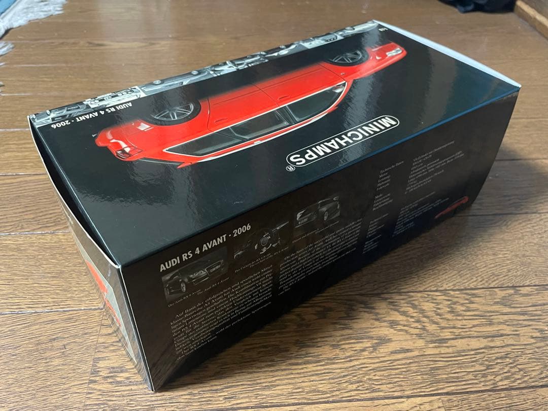 ミニチャンプス製　アウディRS4 アバント　B7型　1/18