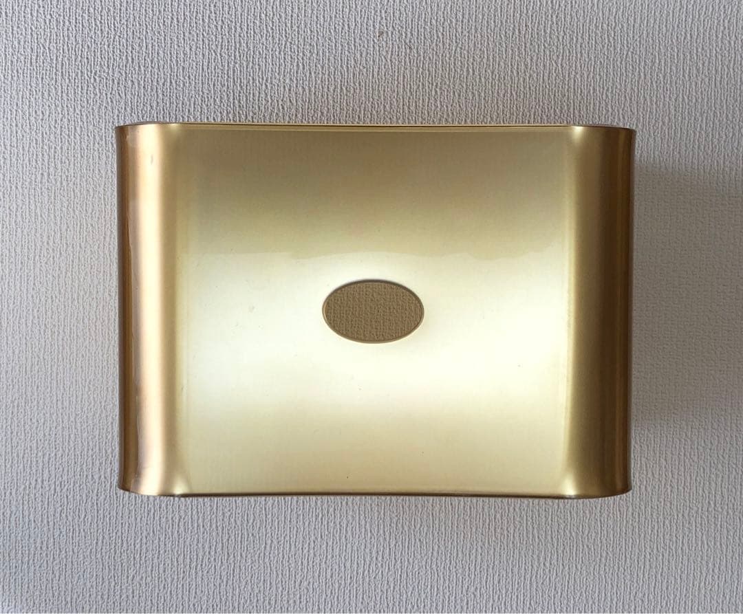 金色のバスチェアと湯おけ