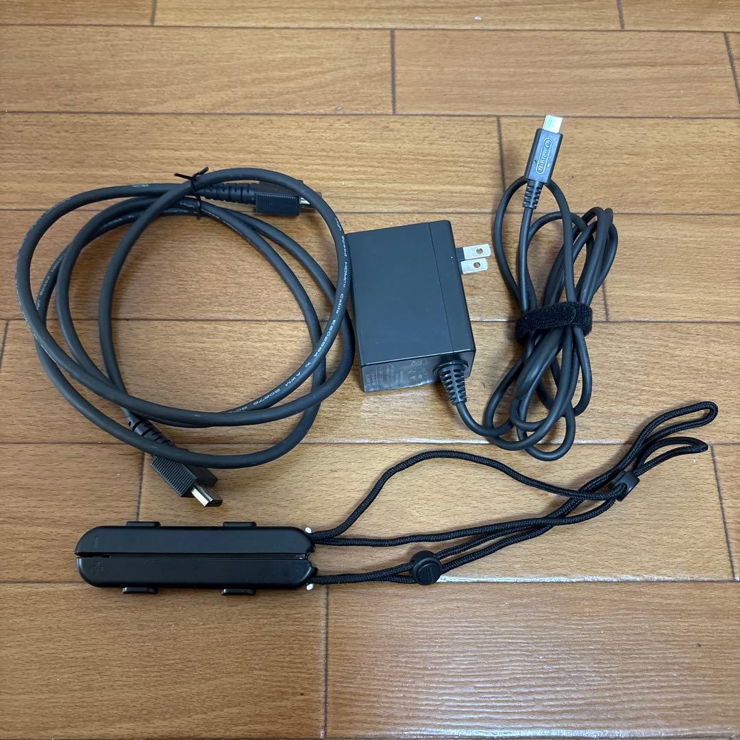 Nintendo Switch本体と付属品とJoy-Con充電グリップ