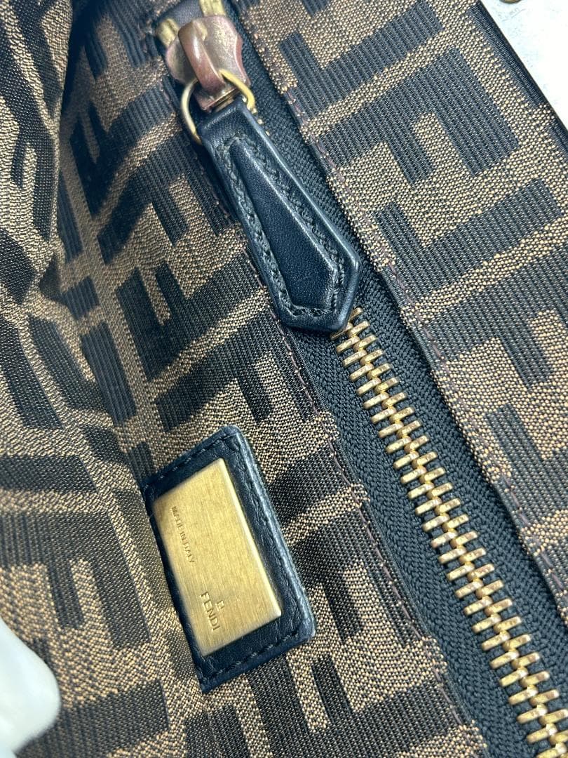 美品★FENDI フェンディ ハンドバッグ ピーカブーアイコニック 8BN226