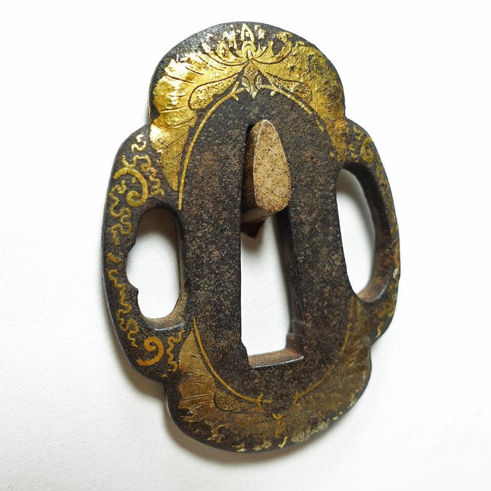 肥後の喰出鐔　鉄地木瓜形蝶唐草文鐔　肥後金工　両櫃孔　毛彫　金象嵌　はみだし