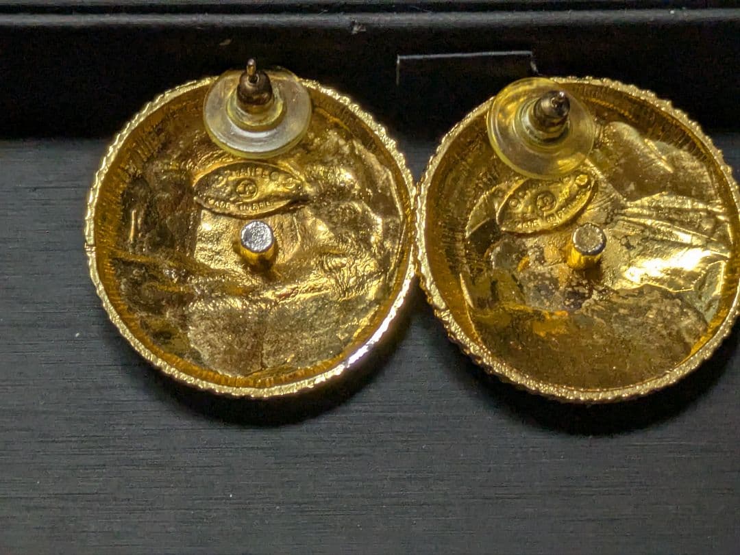 Coco Chanel ゴールドボタンピアス