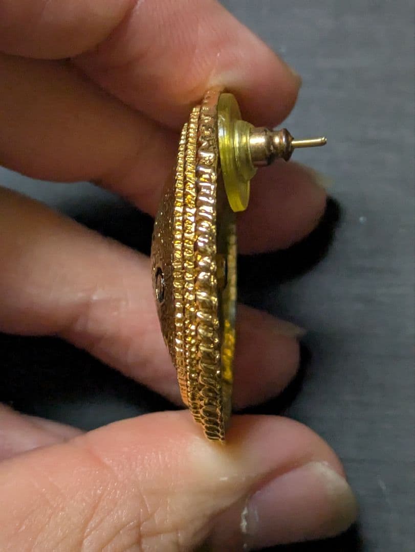 Coco Chanel ゴールドボタンピアス