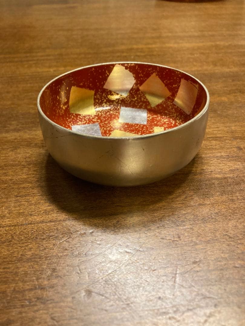 銀箔で覆われた菓子器