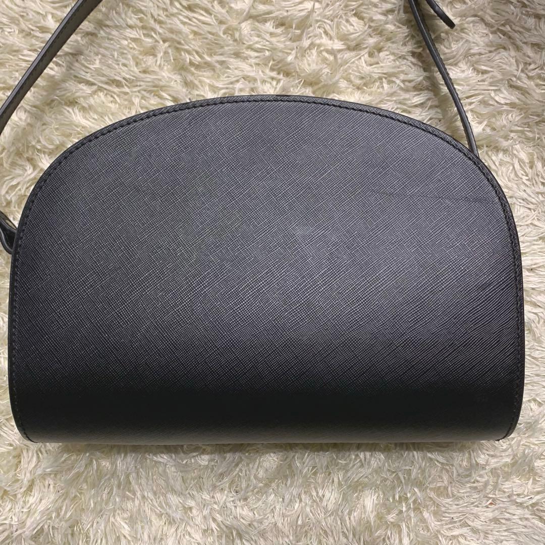 美品✨A.P.C. ショルダーバック　ハーフムーン　エンボス加工　ブラック