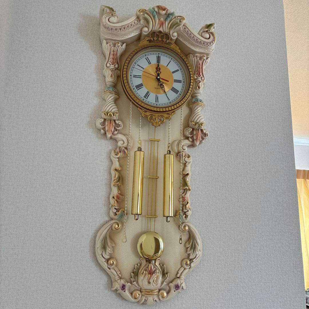 装飾的なクリーム色の壁掛け時計　ロココ調
