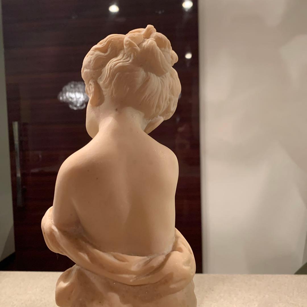 鳥を抱える子供