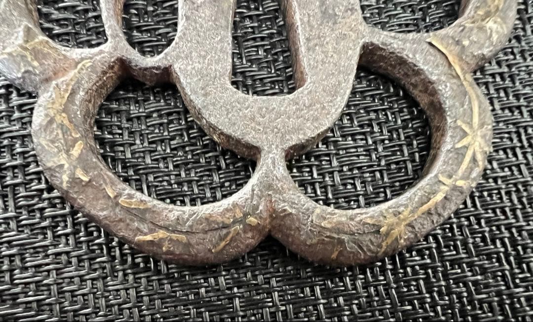 刀装具 木瓜形透かし鍔 鉃地 金象嵌 年代物 アンティーク 箱付き 鍔布団付き