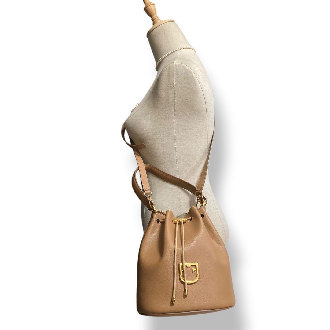 【美品】フルラ　バケット　巾着ショルダーバッグ　ロゴ金具　レザー　茶色　斜め掛け