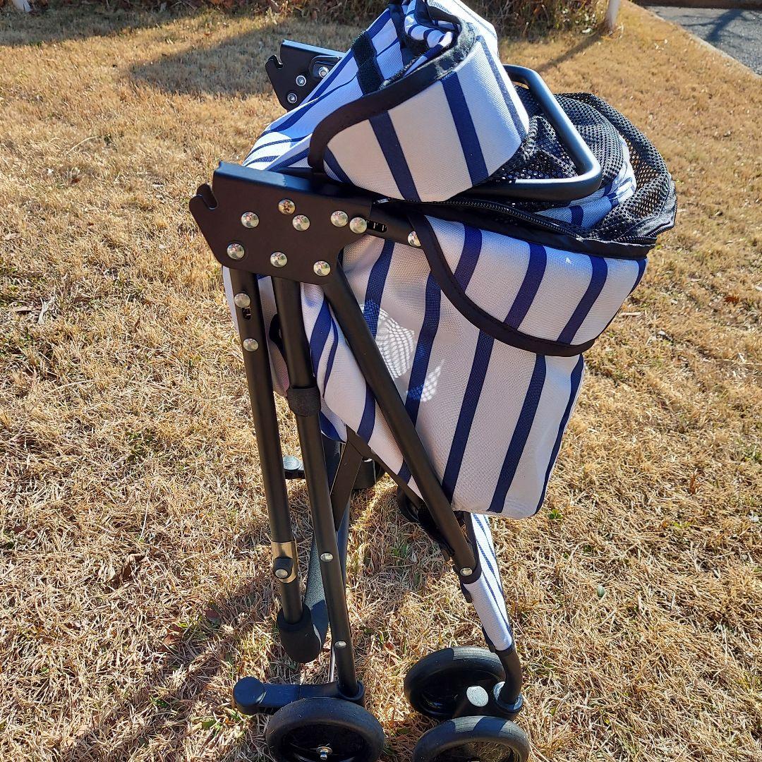 ４輪でもコンパクトに畳める軽量ペットカート