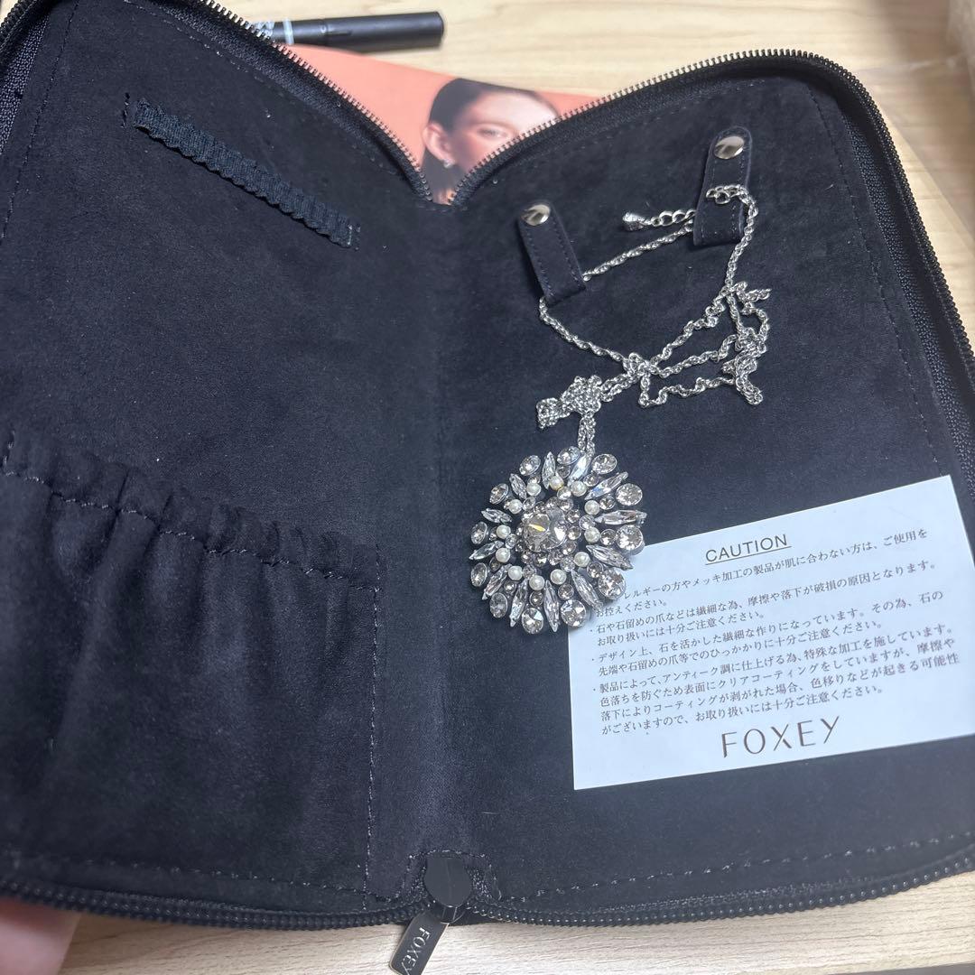 FOXEY クリスタルとパールの花形ペンダント