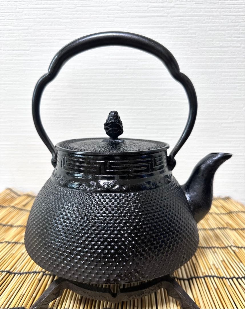 新品、供箱等付属品付　南部岩鋳四代目清末作 　真作保証　１８型アラレ　南部鉄瓶