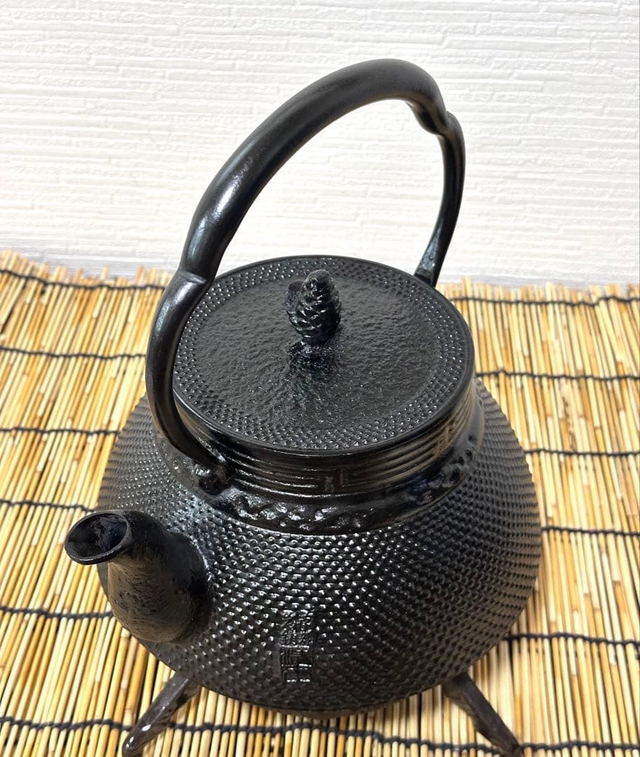 新品、供箱等付属品付　南部岩鋳四代目清末作 　真作保証　１８型アラレ　南部鉄瓶