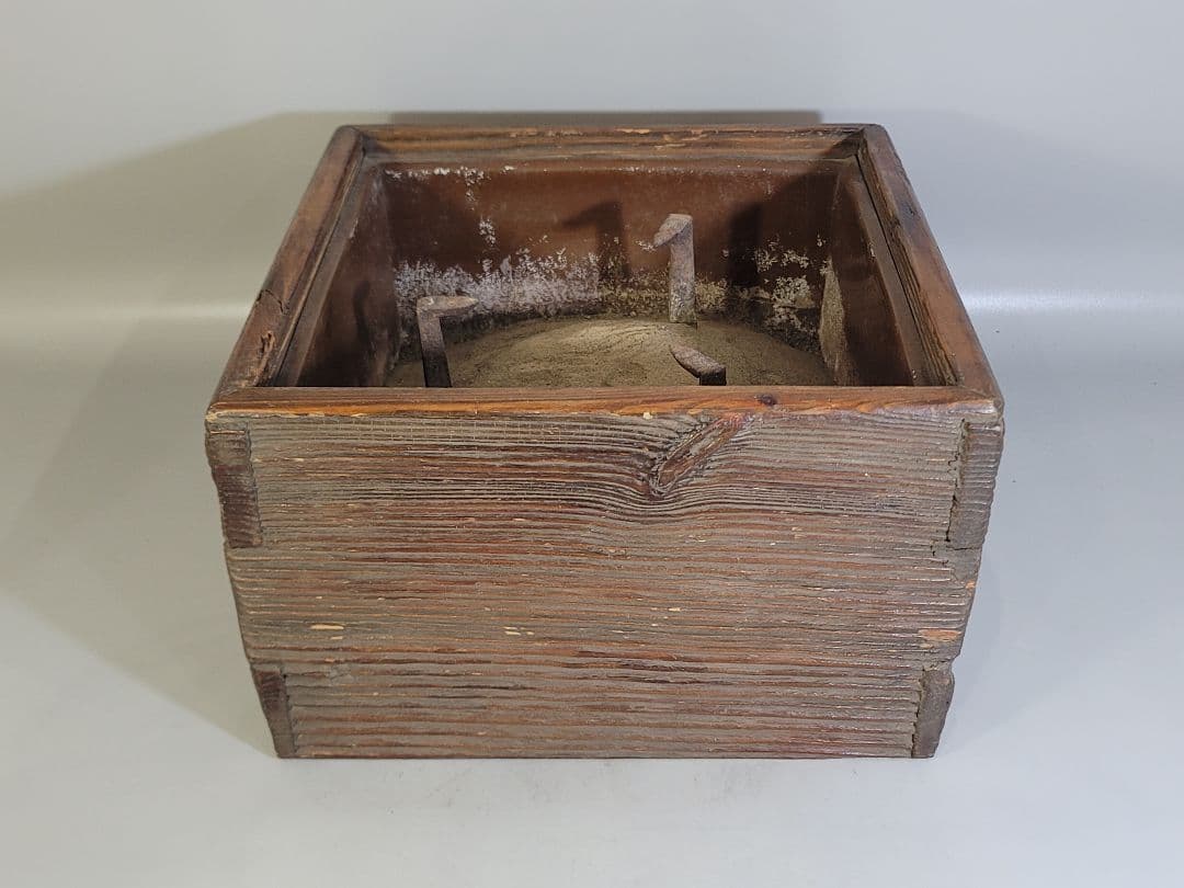 DT597 侘び寂び 古材 舟板 四方 火鉢 五徳付 古民具