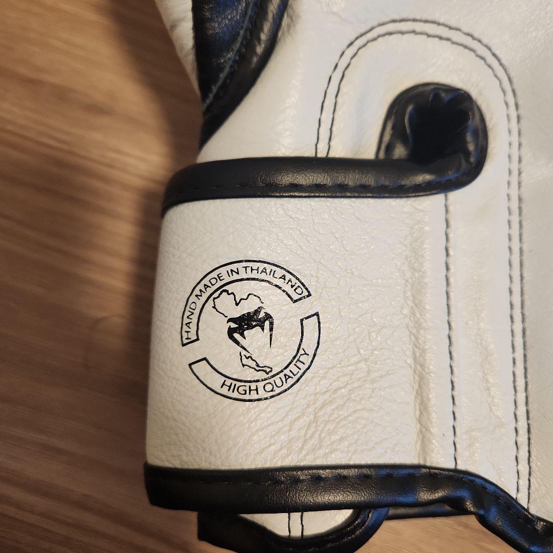 Venum ボクシンググローブ 10 oz ホワイト/ブラック